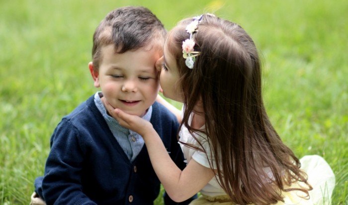 Дети оценивают близость как обмен слюной