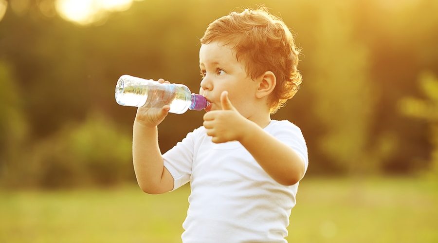 Як привчити дитину пити більше води?