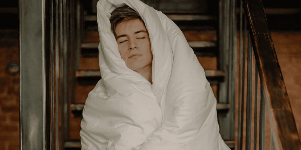 Під ковдрами: чи варто кутатися, коли температура підвищена?