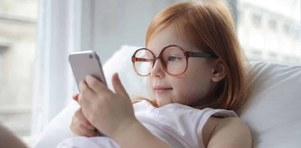 Скільки часу дитині можна проводити за смартфоном без шкоди для психіки та зору?